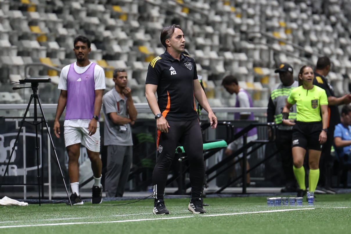 Leandro Zago à beira do campo