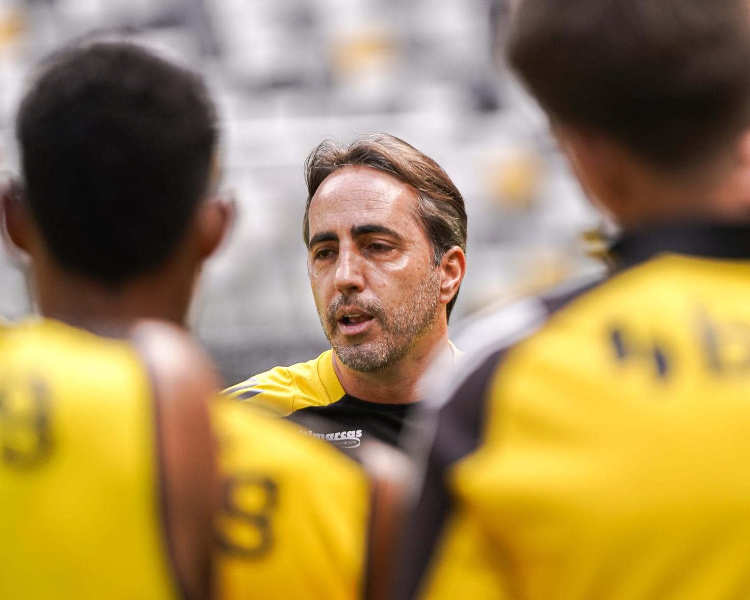 Leandro Zago em conversa com os jogadores