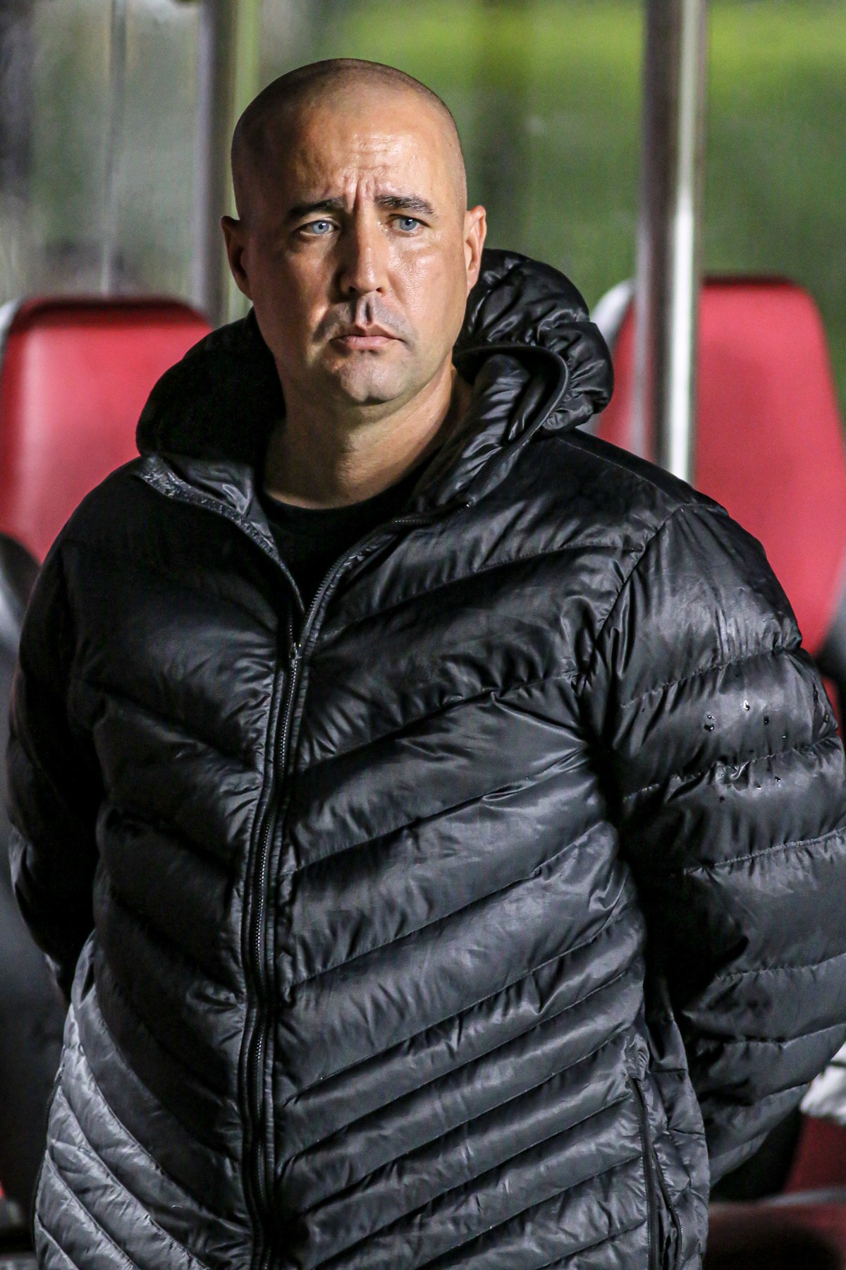 Ricardo Catalá, treinador de futebol, com jaqueta preta à beira do campo