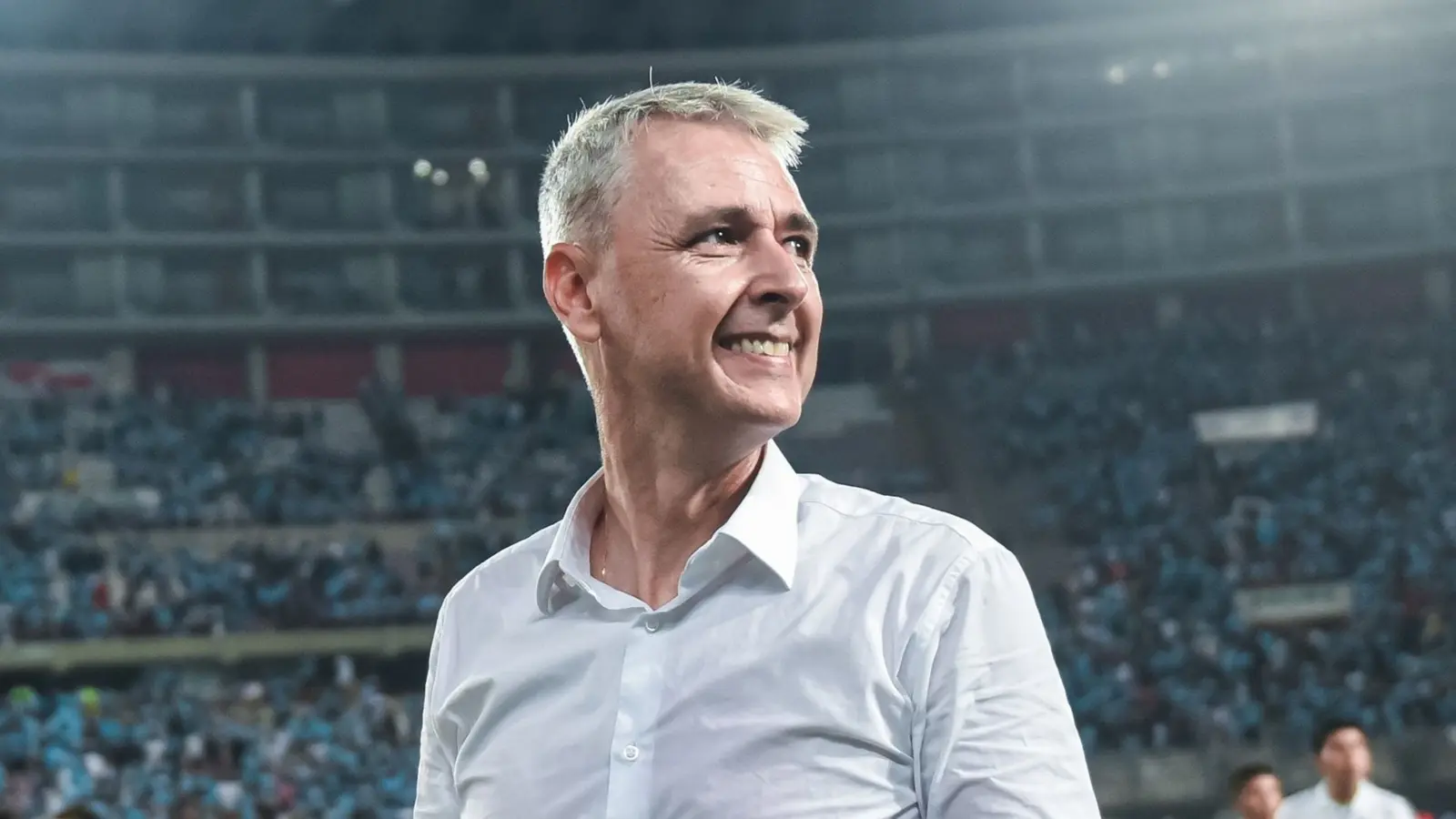 Tiago Nunes, treinador de futebol à beira do campo